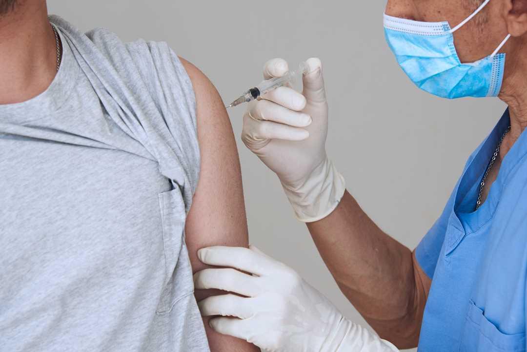 Pasient får en vaksine - Klikk for stort bilde